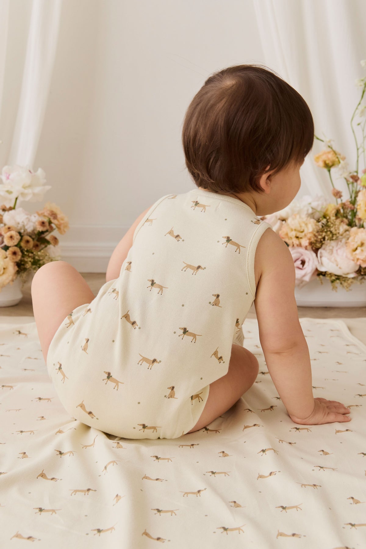 Combinaison-short en coton biologique à imprimé ludique avec détails boutonnés et pressions pour bébés