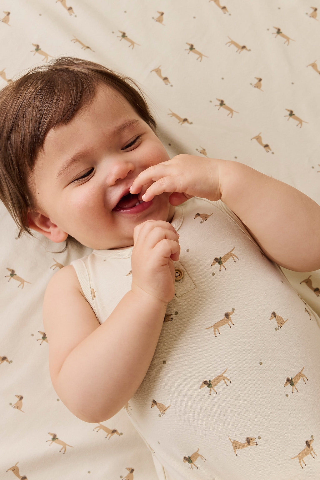 Combinaison-short en coton biologique à imprimé ludique avec détails boutonnés et pressions pour bébés