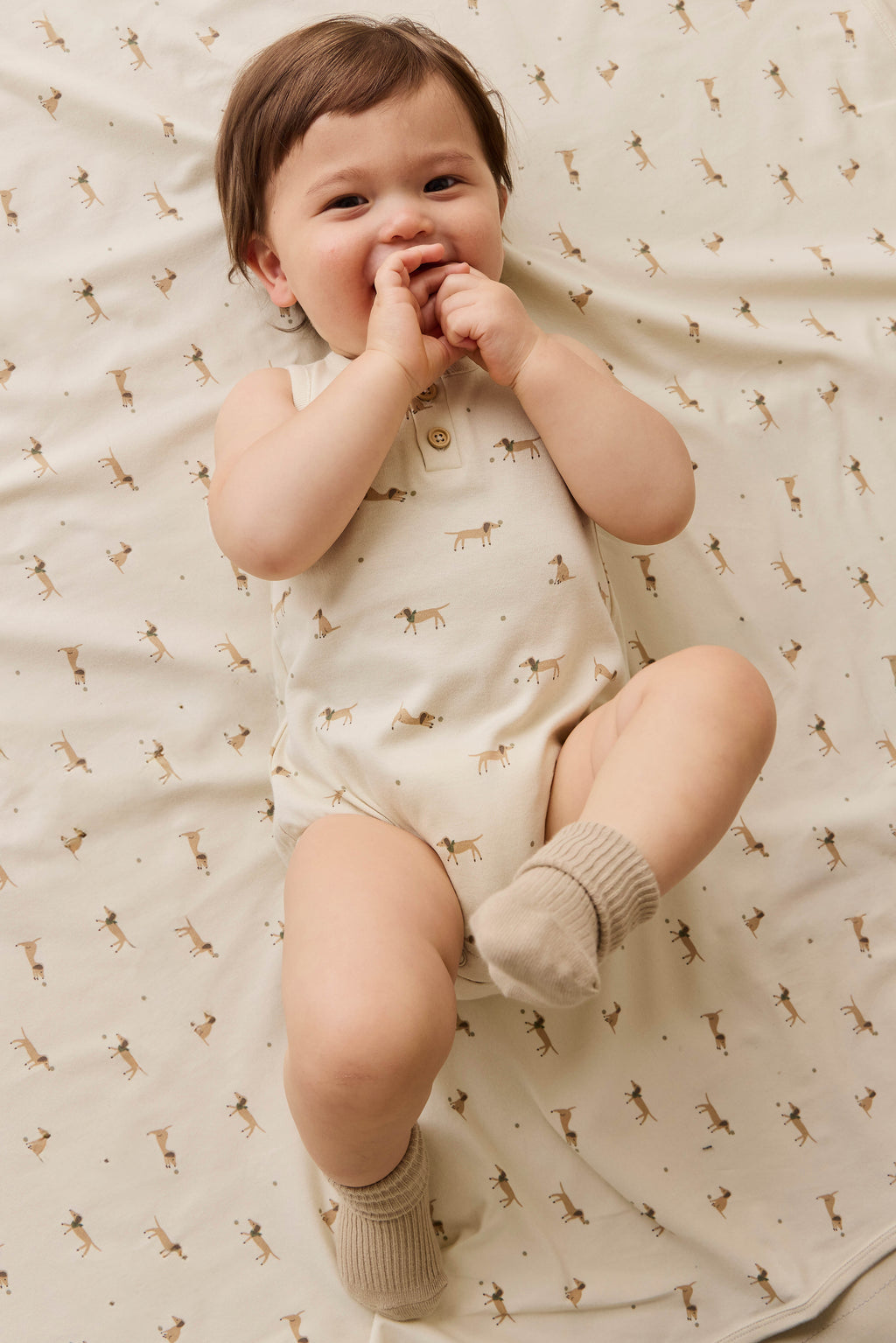Combinaison-short en coton biologique à imprimé ludique avec détails boutonnés et pressions pour bébés