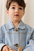 Veste enfant vintage en coton à fines rayures bleu clair, avec fermeture boutonnée et poches plaquées