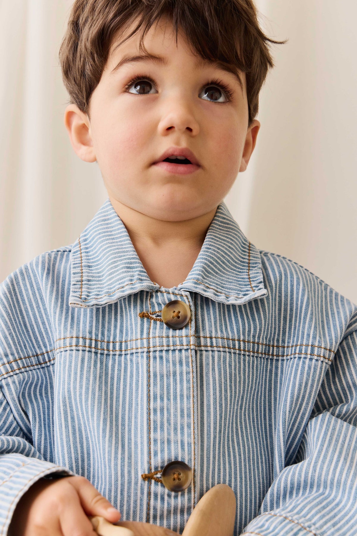 Veste enfant vintage en coton à fines rayures bleu clair, avec fermeture boutonnée et poches plaquées