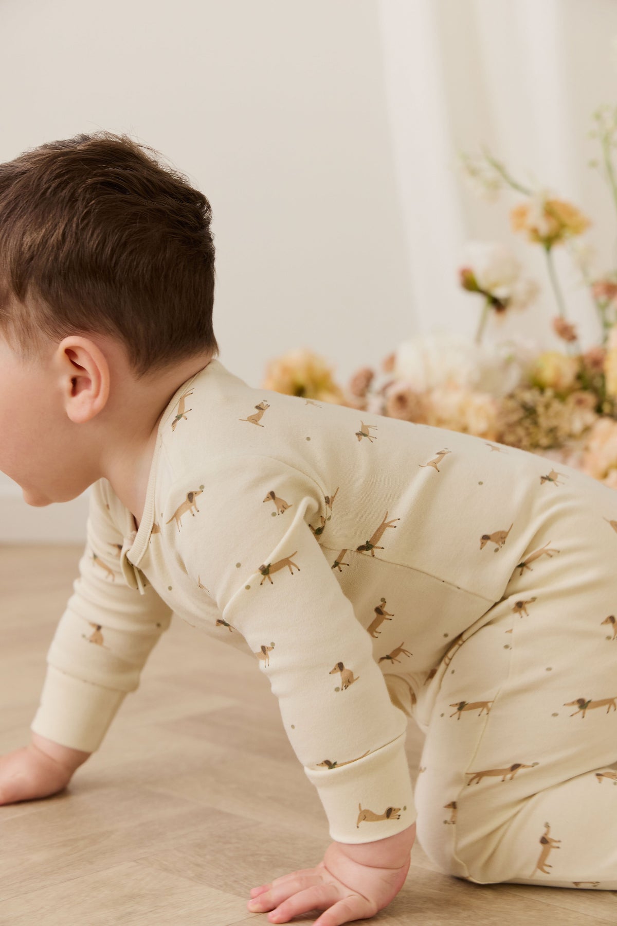 Grenouillère en coton biologique à motif ludique pour bébés, avec fermeture éclair sur le devant et poignets côtelés