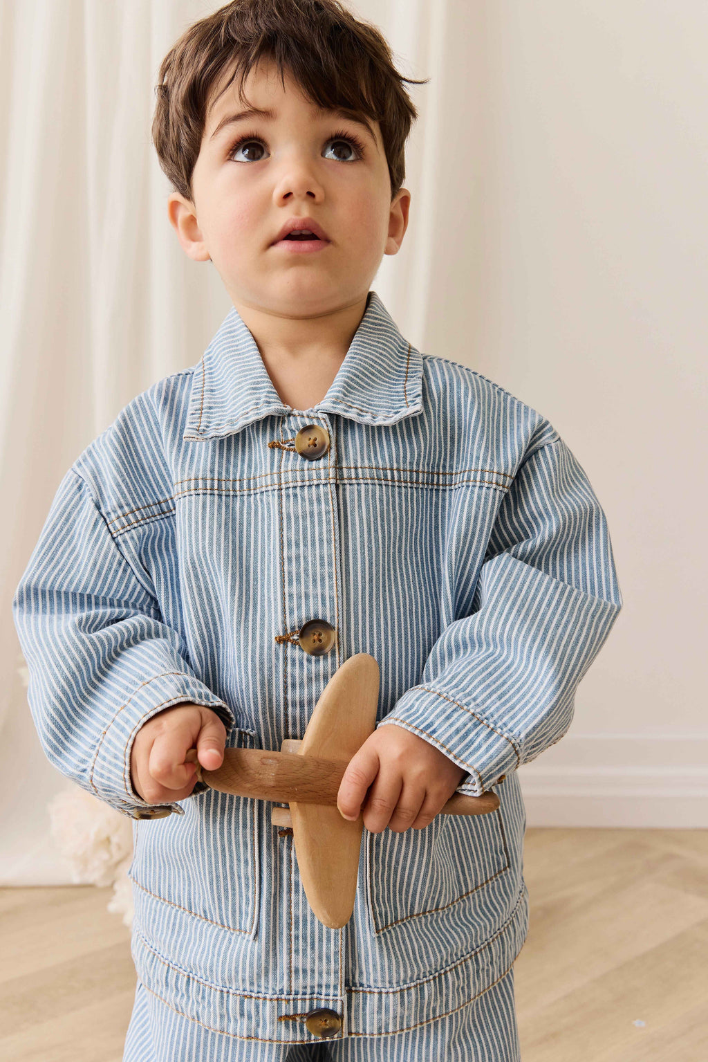 Veste enfant vintage en coton à fines rayures bleu clair, avec fermeture boutonnée et poches plaquées