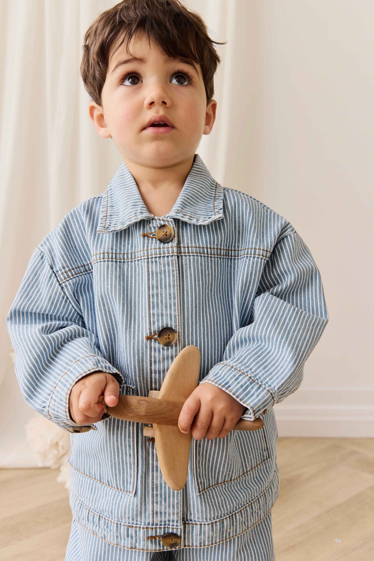 Veste enfant vintage en coton à fines rayures bleu clair, avec fermeture boutonnée et poches plaquées