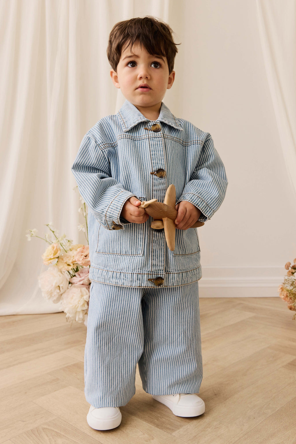 Veste enfant vintage en coton à fines rayures bleu clair, avec fermeture boutonnée et poches plaquées
