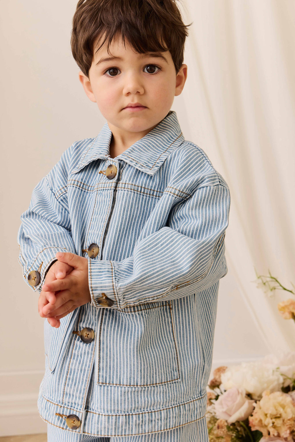 Veste enfant vintage en coton à fines rayures bleu clair, avec fermeture boutonnée et poches plaquées