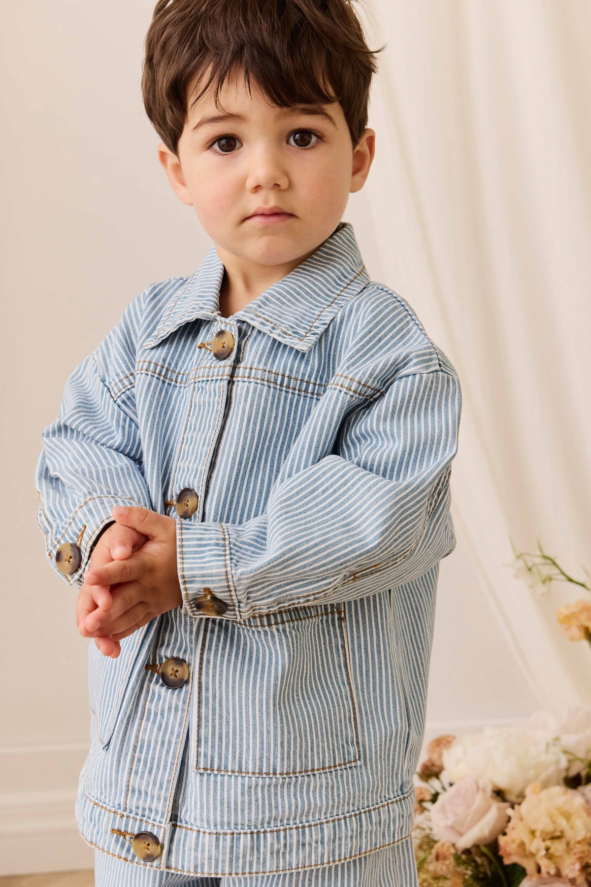 Veste enfant vintage en coton à fines rayures bleu clair, avec fermeture boutonnée et poches plaquées