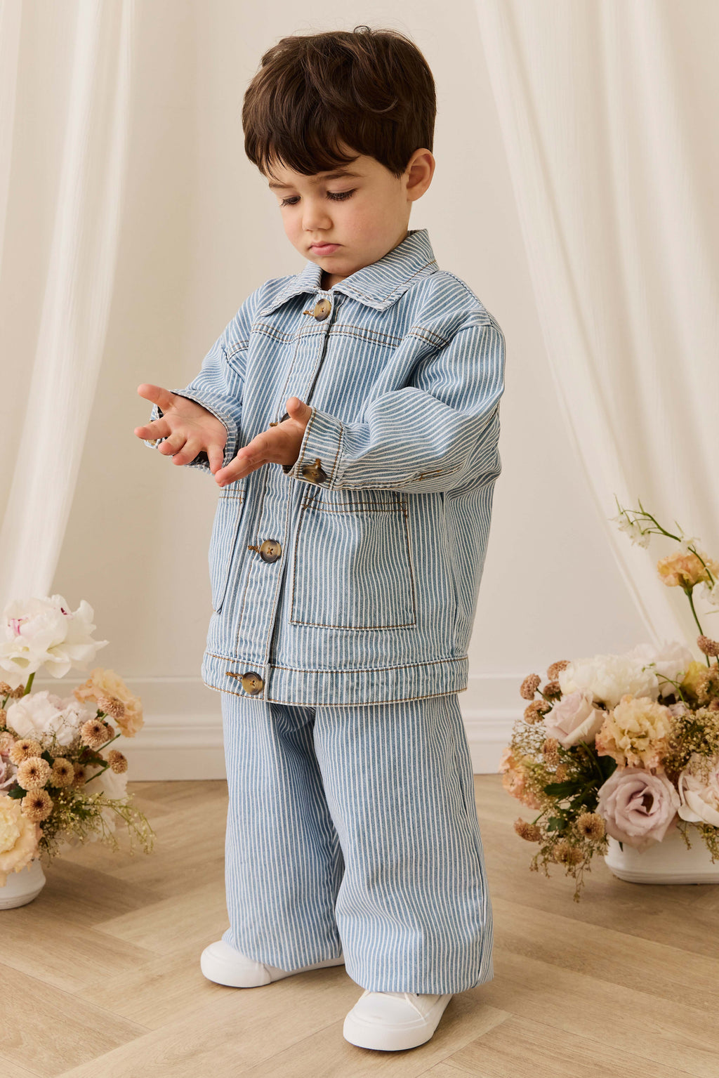 Pantalon en jean rayé bleu clair vintage avec taille élastique et boutons sans nickel pour enfants