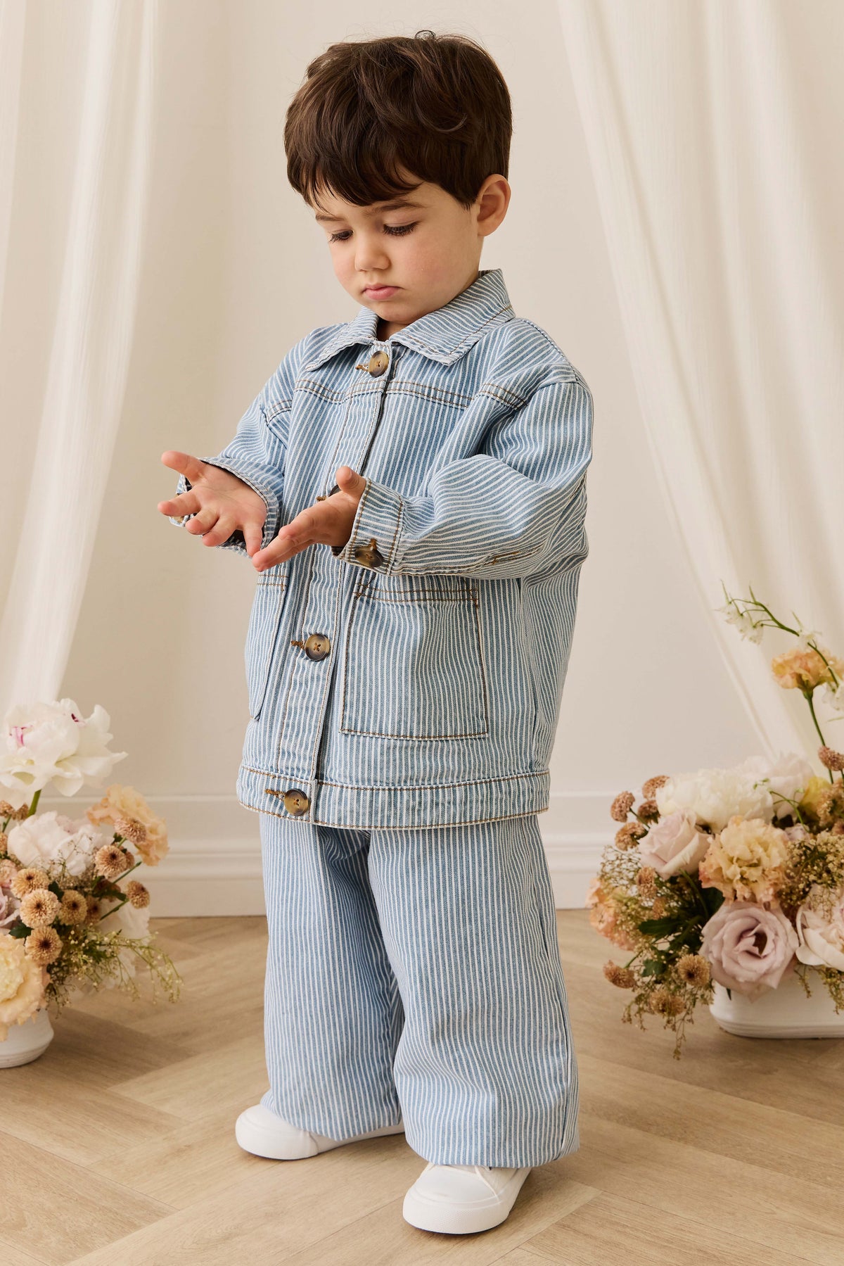 Pantalon en jean rayé bleu clair vintage avec taille élastique et boutons sans nickel pour enfants