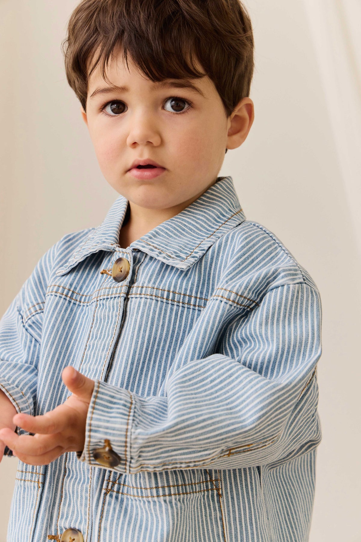 Veste enfant vintage en coton à fines rayures bleu clair, avec fermeture boutonnée et poches plaquées
