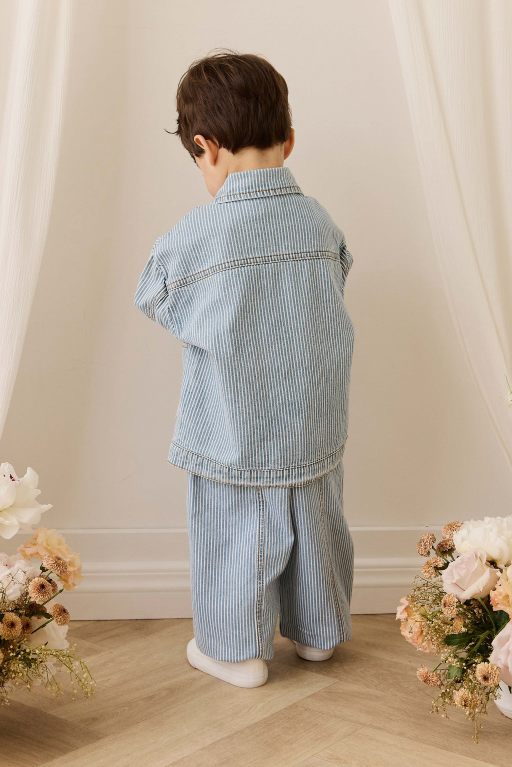 Pantalon en jean rayé bleu clair vintage avec taille élastique et boutons sans nickel pour enfants