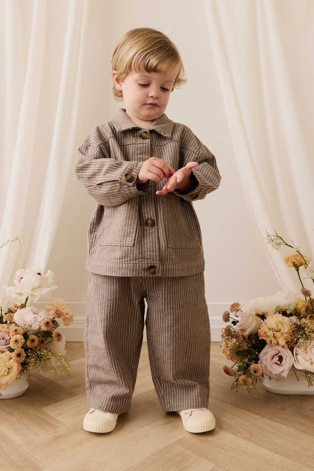 Pantalon enfant en coton marron à rayures, taille élastique et extensible