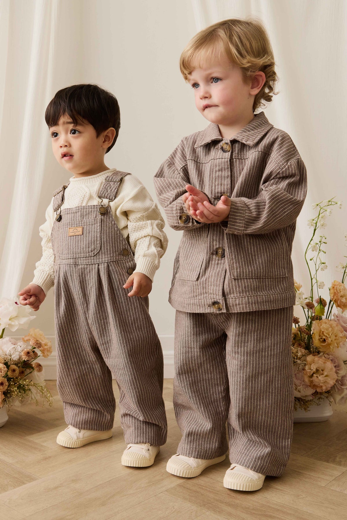 Pantalon enfant en coton marron à rayures, taille élastique et extensible