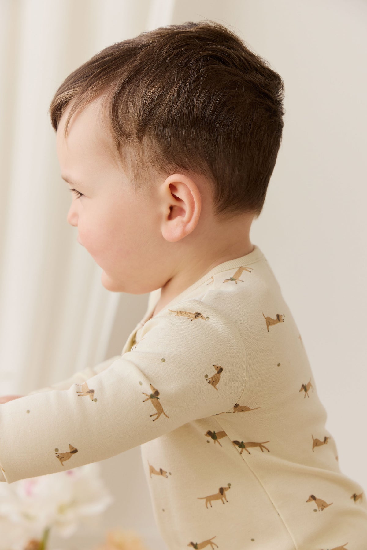 Grenouillère en coton biologique à motif ludique pour bébés, avec fermeture éclair sur le devant et poignets côtelés