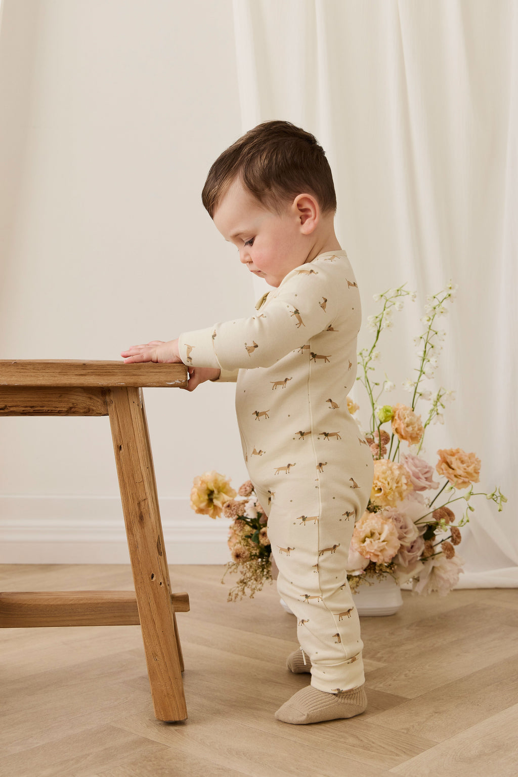 Grenouillère en coton biologique à motif ludique pour bébés, avec fermeture éclair sur le devant et poignets côtelés