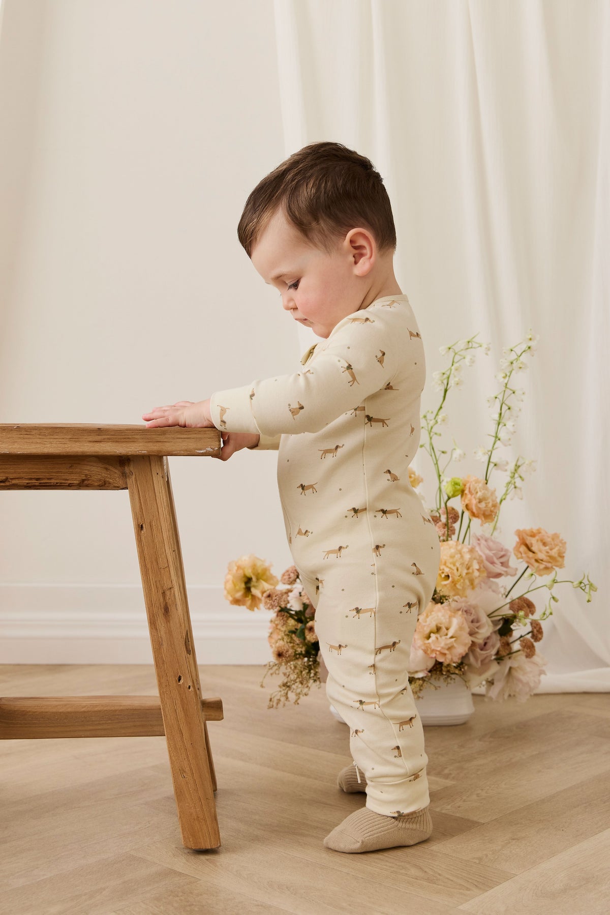 Grenouillère en coton biologique à motif ludique pour bébés, avec fermeture éclair sur le devant et poignets côtelés