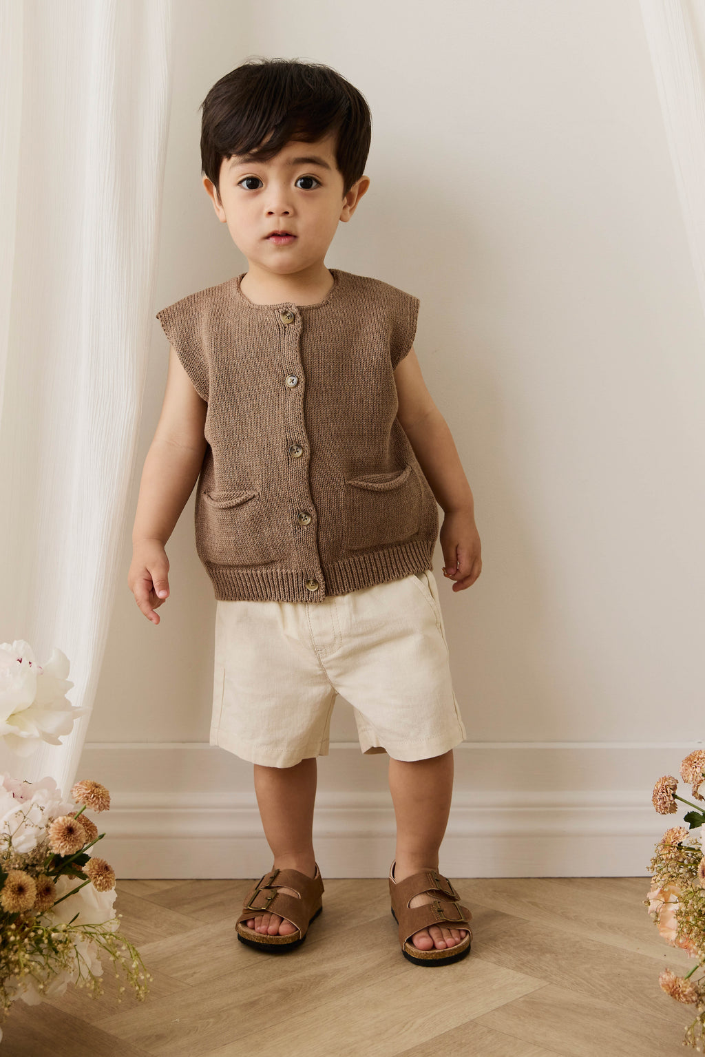 Gilet classique marron en coton boutonné avec poches plaquées pour enfants