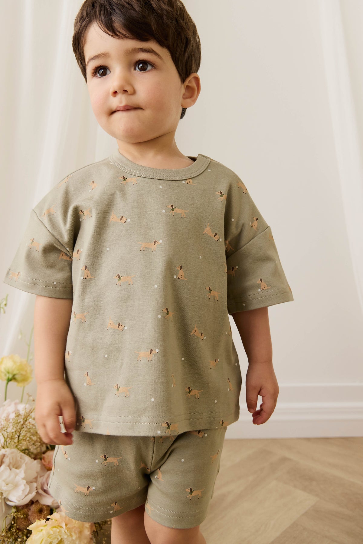 Short en coton Pima imprimé balles vertes ludiques avec taille élastique et poches latérales pour enfants