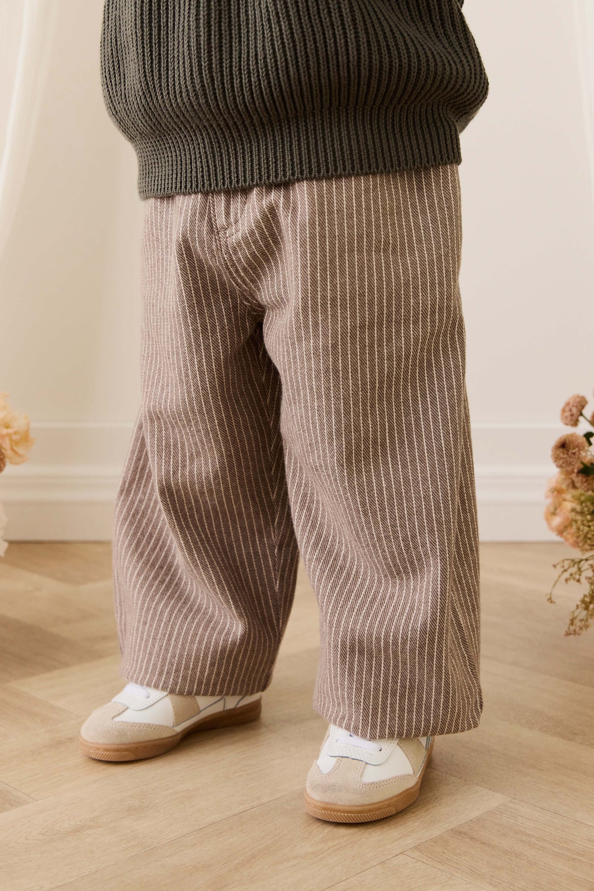 Pantalon enfant en coton marron à rayures, taille élastique et extensible