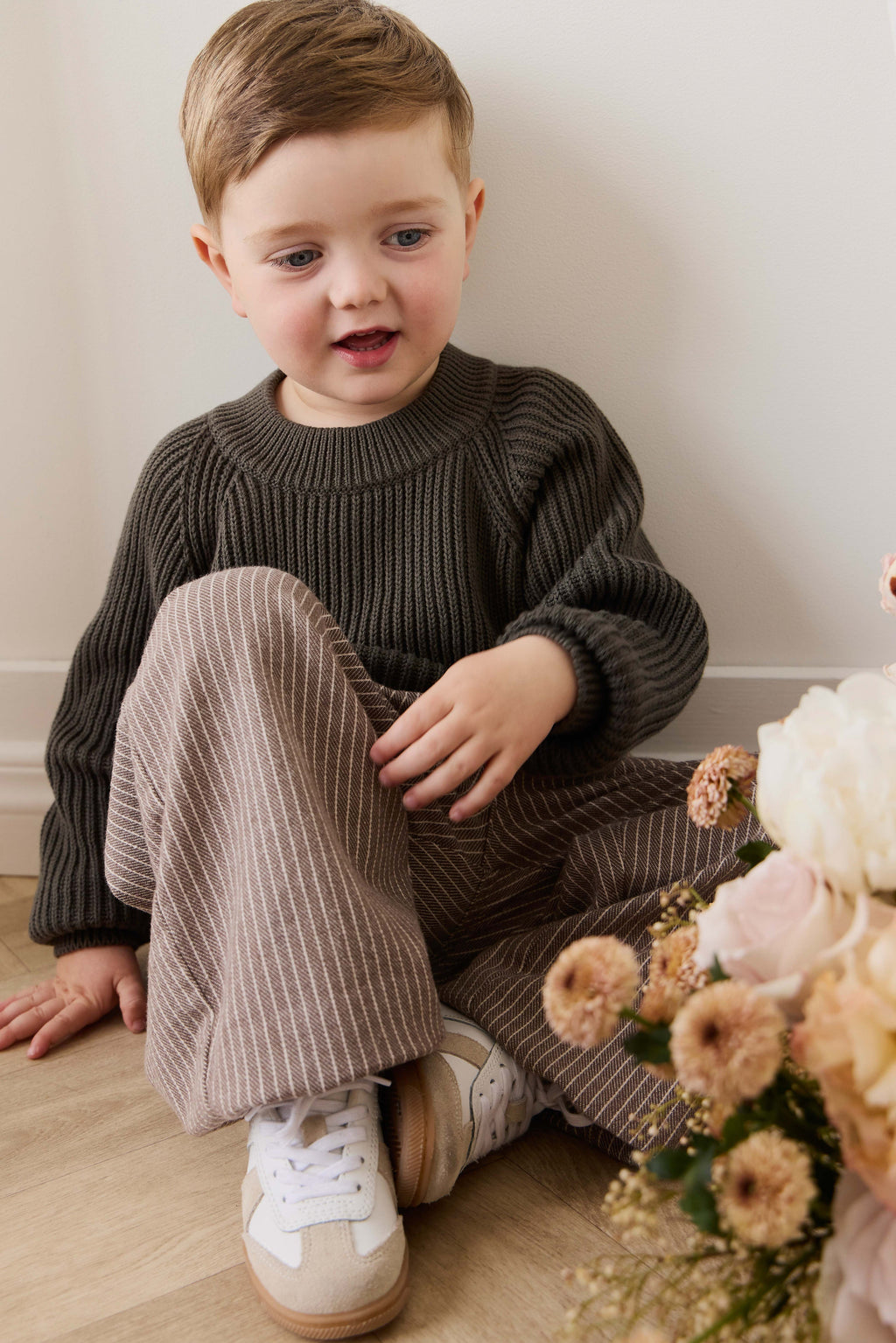 Pantalon enfant en coton marron à rayures, taille élastique et extensible