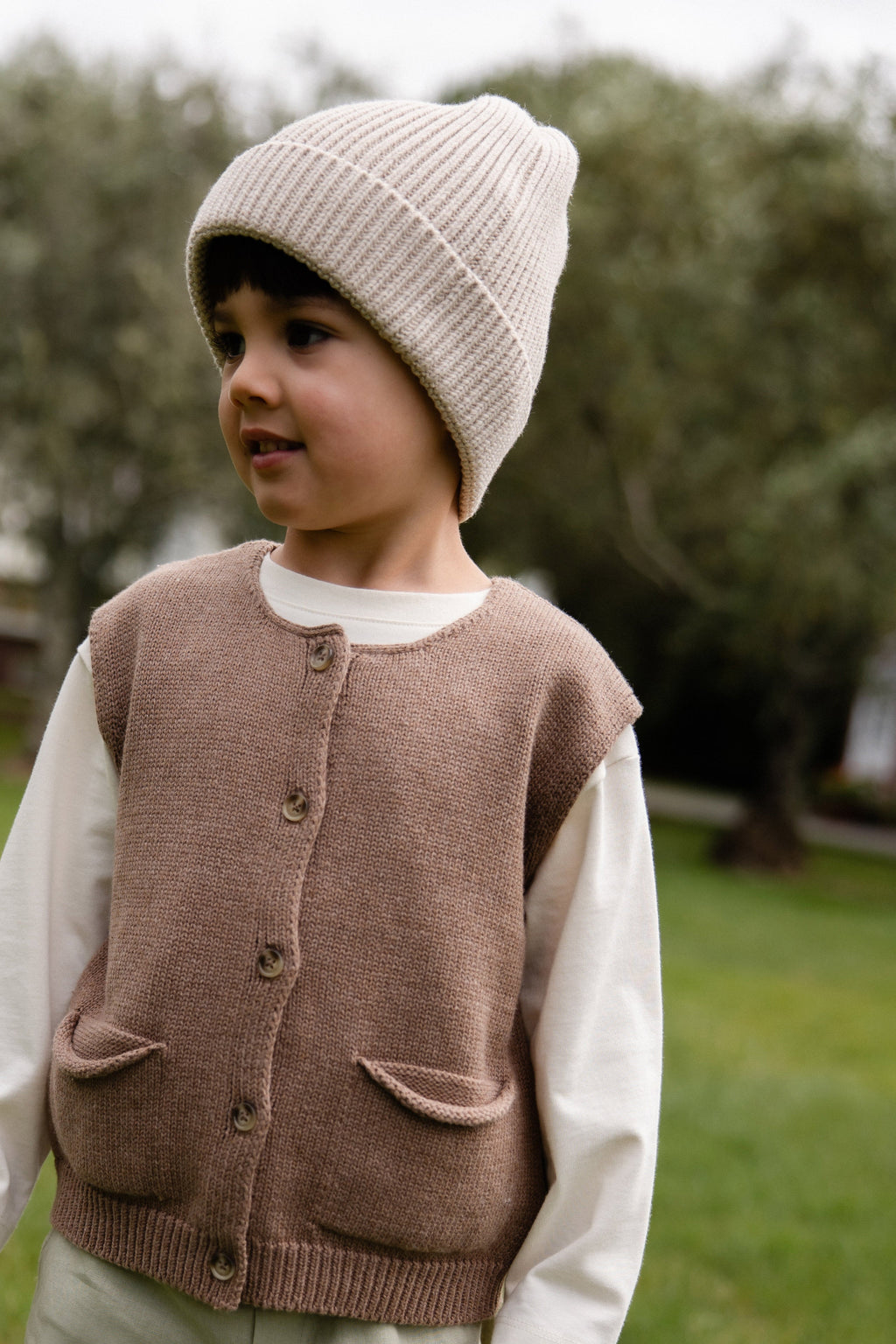 Gilet classique marron en coton boutonné avec poches plaquées pour enfants