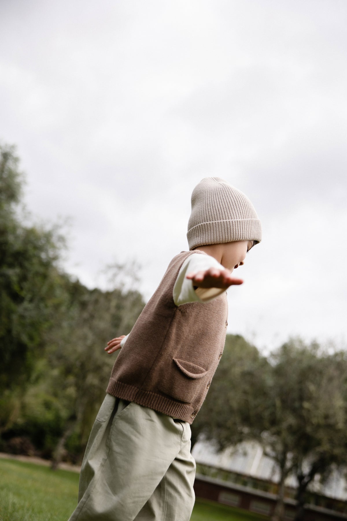 Gilet classique marron en coton boutonné avec poches plaquées pour enfants