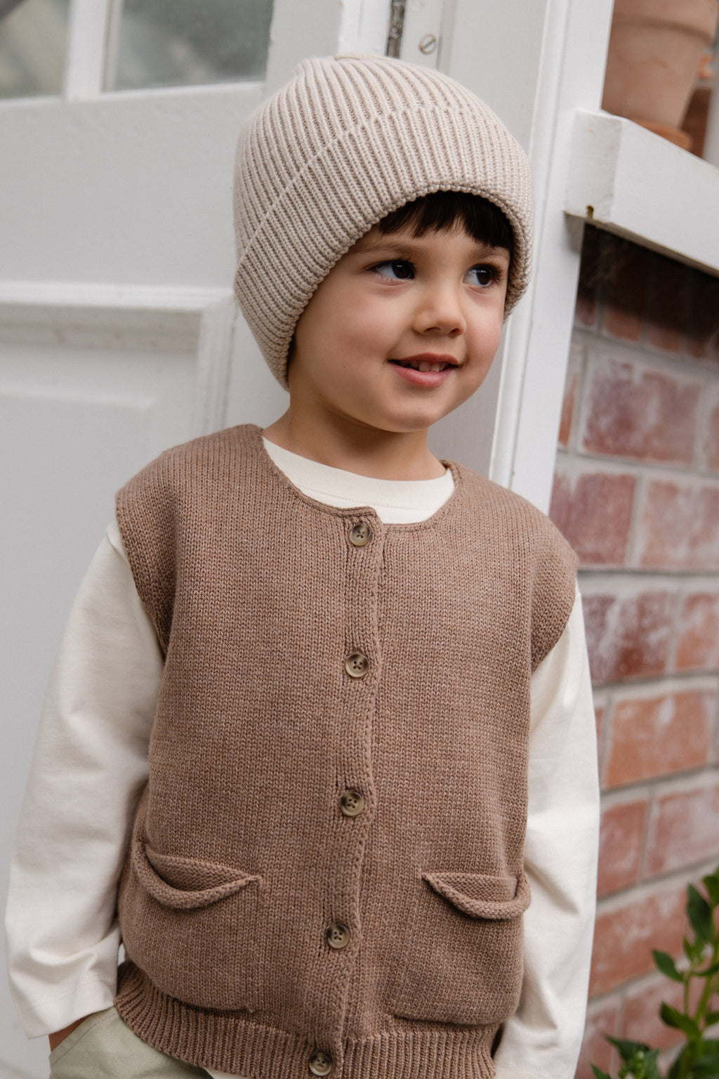 Gilet classique marron en coton boutonné avec poches plaquées pour enfants