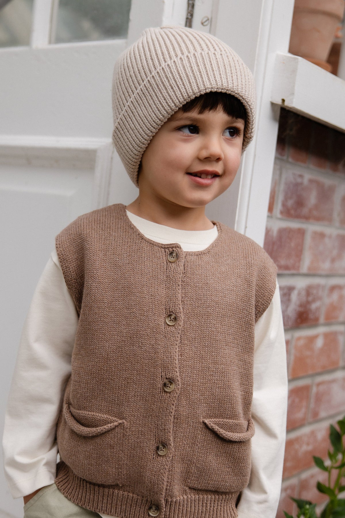Gilet classique marron en coton boutonné avec poches plaquées pour enfants