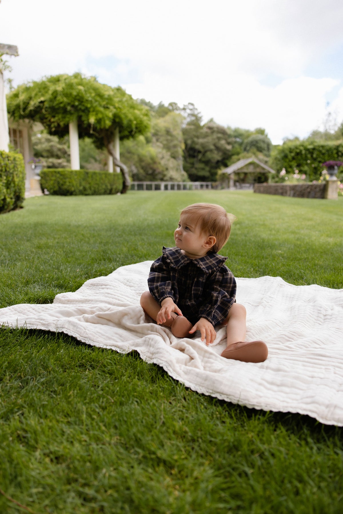 Combinaison en coton biologique à carreaux style forêt classique avec col froncé pour bébés et tout-petits